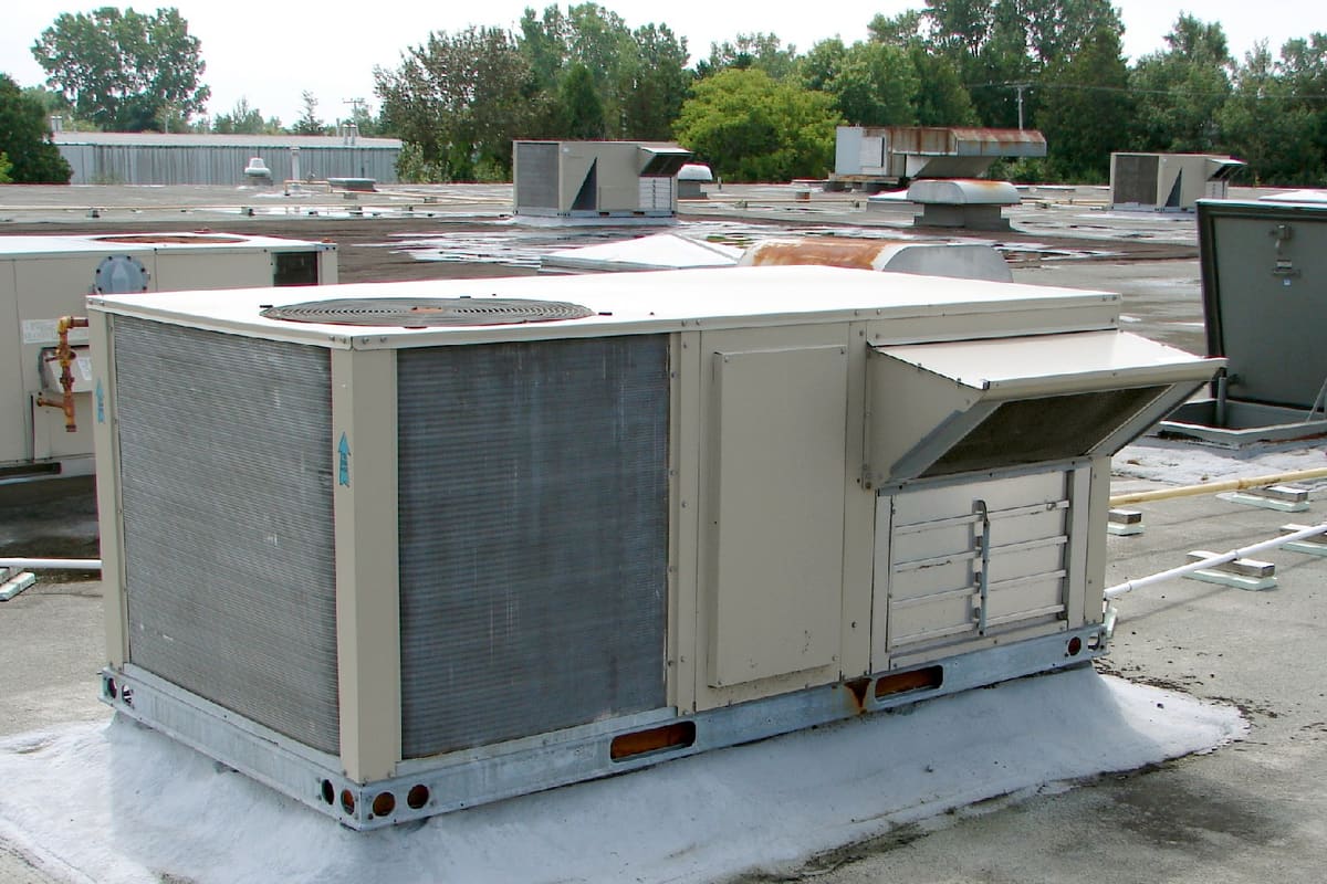 Commercial packaged rooftop HVAC units serviced by Lightning Fast A/C & Heating, Tampa Bay and Hillsborough County FL